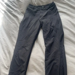 Bootcut kostymbyxor bikbok - Skitsnygga bootcut kostymbyxor från bikbok i stl 36! Skitsnygga men tyvärr för små för mig! 