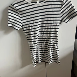 Randig t-shirt från H&M  - Väldigt bra skick knappt använd 