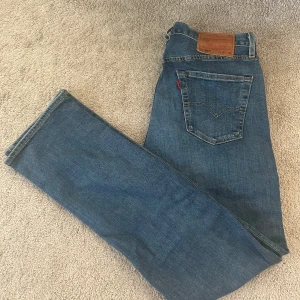 Levis 501 - Jag säljer ett par Levis 501, jeansen är i ett riktigt bra skick och knappt använda. Nypris ligger runt 1200