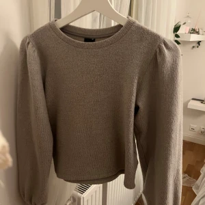 Tröja med puff ärmar - Bra skick och normal i storleken