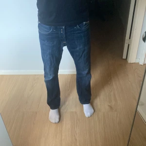 Replay - Feta replay jeans i använt skick, finns småslit här och där men inget man tänker på när man har på sig dom. Säljer på grund av att de har blivit för små för mig. Såklart går priset att diskutera 