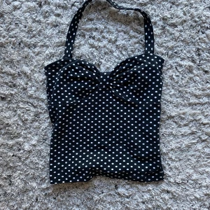 Halterneck topp - Svartvit halterneck topp från Zoul i storlek S, passar även Xs. Plagget har inga defekter och är i jättebra skick. 