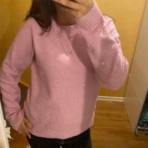 Vero Moda stickad - En rosa stickad tröja från vero Moda. Säljer pga att ja inte använder längre🩷 jag har fler bilder vid begäran. 