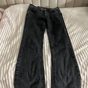 Svarta/grå jeans  -  Ljus svarta jeans från Gina Tricot bra skick säljer för att det är för små.💞 ( skriv för fler bilder)