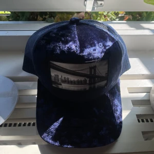 Keps  - Säljer min killes keps från hatstore som är helt ny och aldrig använd!  Skriv gärna 