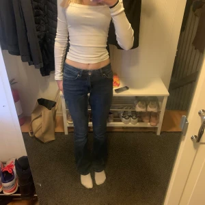 Morkblåa jeans från only - säljer jeansen pågrund av att de inte riktigt är min förg, storleken är xs/30