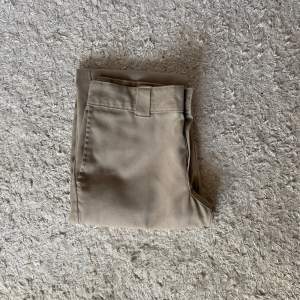 Säljer dessa beige dickies 874 flex i storlek W31 L30 original fit. Använda men felfria pris kan diskuteras