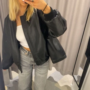 Skinnjacka  - Säljer min s upersnygga skinnjacka från Bikbok då den inte längre kommer till användning! Inhandlade jackan förra året och endast kommit till användning ett fåtal gånger! Passar perfekt nu till hösten!