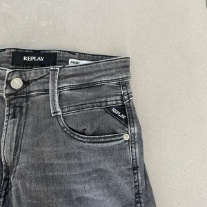 Replay jeans - ett par riktigt snygga gråa replay jeans i modellen anbass och är slimfit! Är i nyskick  hör av er vid intresse!