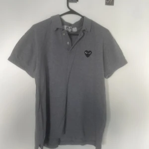 Comme des garcons pike - Comme des garcons piké köpt på Plick för 450 har använt 2 gånger står L men passar M/S.
