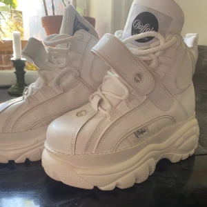 Klassiska Buffalo  - Vita Buffalo i bra skick, använda kanske en eller två gånger. 