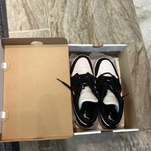 Air Jordan 1 Low Black/white-gym Red noir/rouge Gym/Blanc - Bra skick Kommer med kartongen  Storlek 42,5  Skriv till mig privat för mer bilder 