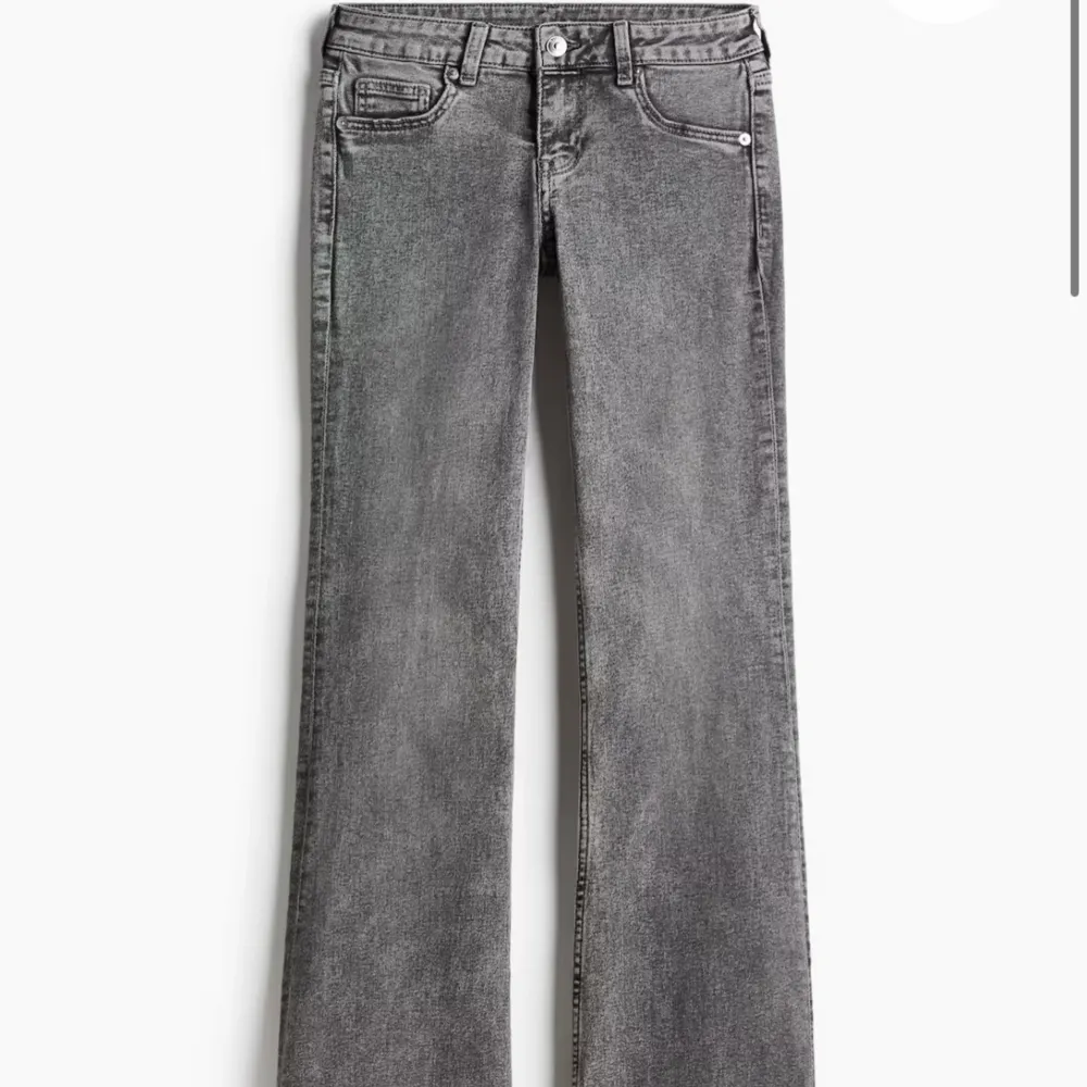 Säljer dessa supersnygga lågmidjade jeans i storlek 34 från HM. I nyskick, aldrig använda men utan prislapp. Slutsålda. Så snygga men passade inte riktigt mig!❤️. Jeans & Byxor.