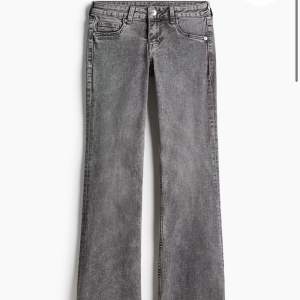 Säljer dessa supersnygga lågmidjade jeans i storlek 34 från HM. I nyskick, aldrig använda men utan prislapp. Slutsålda. Så snygga men passade inte riktigt mig!❤️