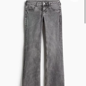 Lågmidjade jeans - Säljer dessa supersnygga lågmidjade jeans i storlek 34 från HM. I nyskick, aldrig använda men utan prislapp. Slutsålda. Så snygga men passade inte riktigt mig!❤️