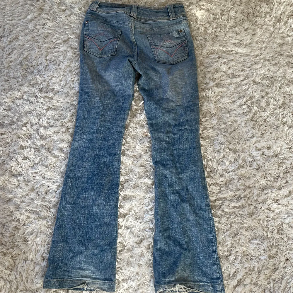 Jättefina lågmidjade jeans, säljer pga dom sitter för tajt. Lite slitningar på baksidan längst ner. På sista bilden står det 98cm, då jag inte hittar någon lapp på storlek!. Jeans & Byxor.