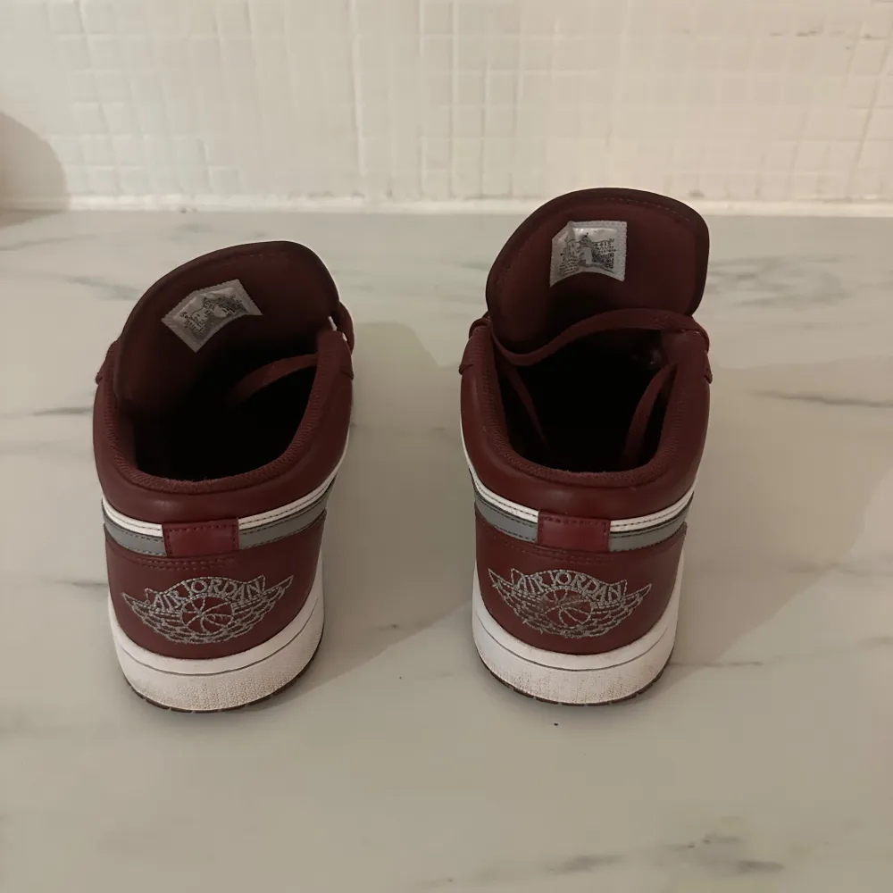 Jordan 1 low Bordeaux  Riktigt bra skick  . Skor.