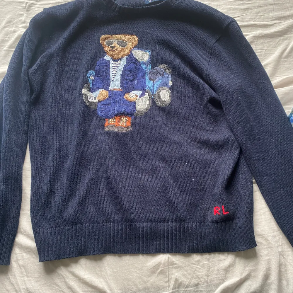 Säljer min tröja från Ralph Lauren pga att den inte längre passar. Digitalt kvitto finns. Har burit den 3 gånger så den är fortfarande i 9/510 skick. Går för 7000+kr ny:). Stickat.