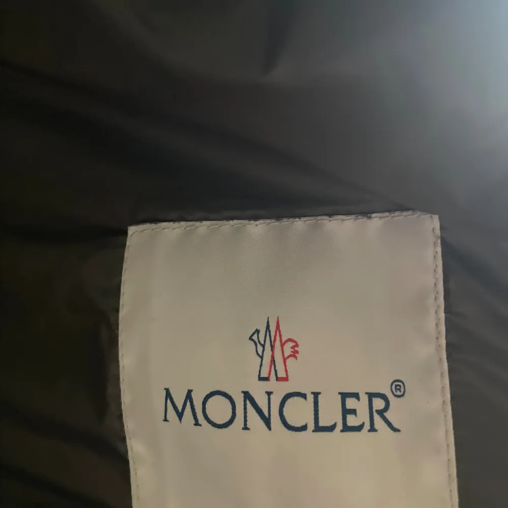 Säljer nu en moncler väst i strlk M/2  pris 1000 ( obs den är f4ke). Jackor.