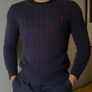 Ralph lauren kabelstickad kofta  - Riktigt snygg kabelstickad Ralph Lauren kofta. Storlek XL, killen på bilden är 190cm Skick 9/10 Marinblå med röd logga.