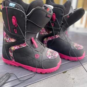 Säljer mina Burton women’s mint Snowboardboots. Bootsen är använda med omsorg och jag har haft dom i 6 säsonger så där finns något skav där bak. Bootsen är i stl 40,5 och jag har stl 39/40 i vanliga skor