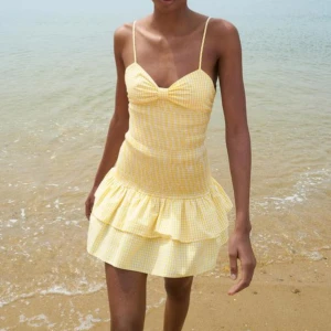 Klänning - Klänning ifrån zara som bara har använts en gång!!