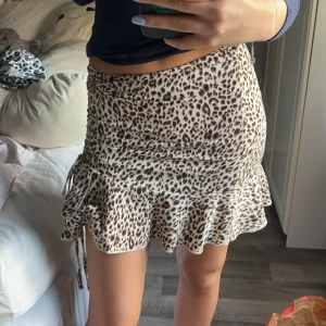 Leopard mönstrad kjol - Så fin leopard kjol!! Ser helt ny ut och är slutsåld 💞💞 passar mig som har XS/S