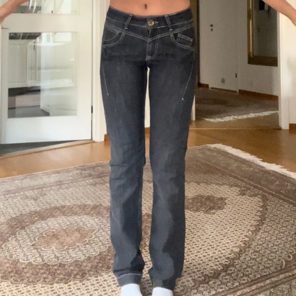 Mörkgrå jeans. Säljer då de inte kommer till användning. Välidgt långa (jag är 168 med långa ben) Innerbenslängden är 85cm.  Passar dig som har storlek 34 eller 36 i jeans.  . Jeans & Byxor.