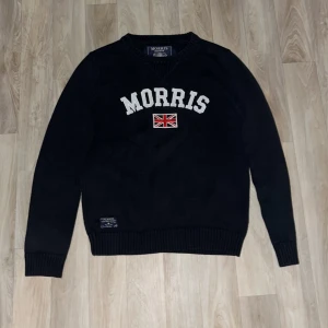 Svart tröja från Morris - Säljer en snygg Marinblå stickad tröja från Morris.     Använd några gånger, skick 8/10. Frågor och funderingar? hör bara av dig.