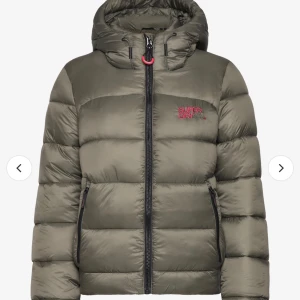 Superdry jacka - Höst/vinter jacka från superdry. Knappt använd därav priset. Priset går att diskutera! Nypris 1199kr