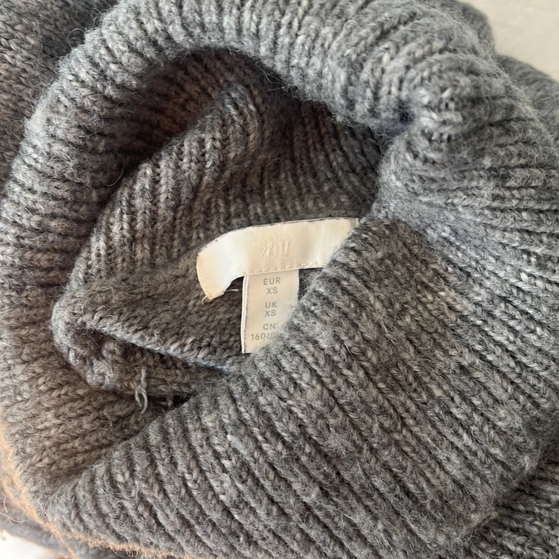 Grå stickad polotröja från H&M - 90