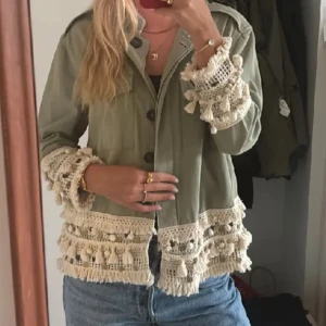 Zara jacka  - Super snygg zara jacka, aldrig använd! Passar perfekt till höst, sommar och vår!🩷🥰🥹🥹 Storlek M men passar absolut Xs-s också!