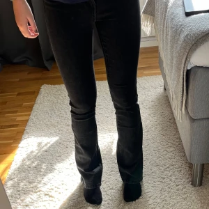 Bootcut jeans - Svart/grå low waist flared jeans från Only, stl xs/32. Modellen heter ”Flared jeans washed black”.Kolla gärna in allt annat jag säljer för billigare pris🤍