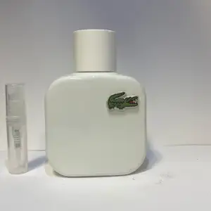 **Lacoste Eau de Lacoste L.12.12 Blanc** är en fräsch och elegant herrparfym med grapefrukt, rosmarin, tuberos och cederträ. Idealisk för en tidlös och sofistikerad doft. Finns endast i 2ml