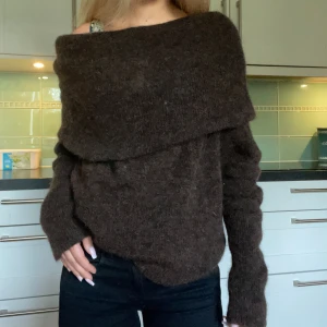 Brun offshoulder tröja  - Säljer en supermysig brun offshoulder tröja från CARIN WESTER Perfekt för höst och vinter med sin varma och mjuka ullkvalitet. Tröjan har en loose passform och långa ärmar, vilket gör den både bekväm och stilren. Stickad!
