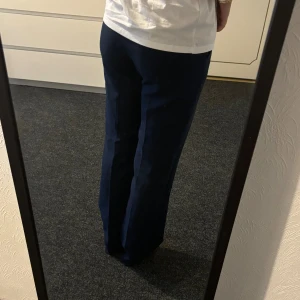 Kostymbyxor  - Mörkblå kostymbyxor från Nelly 