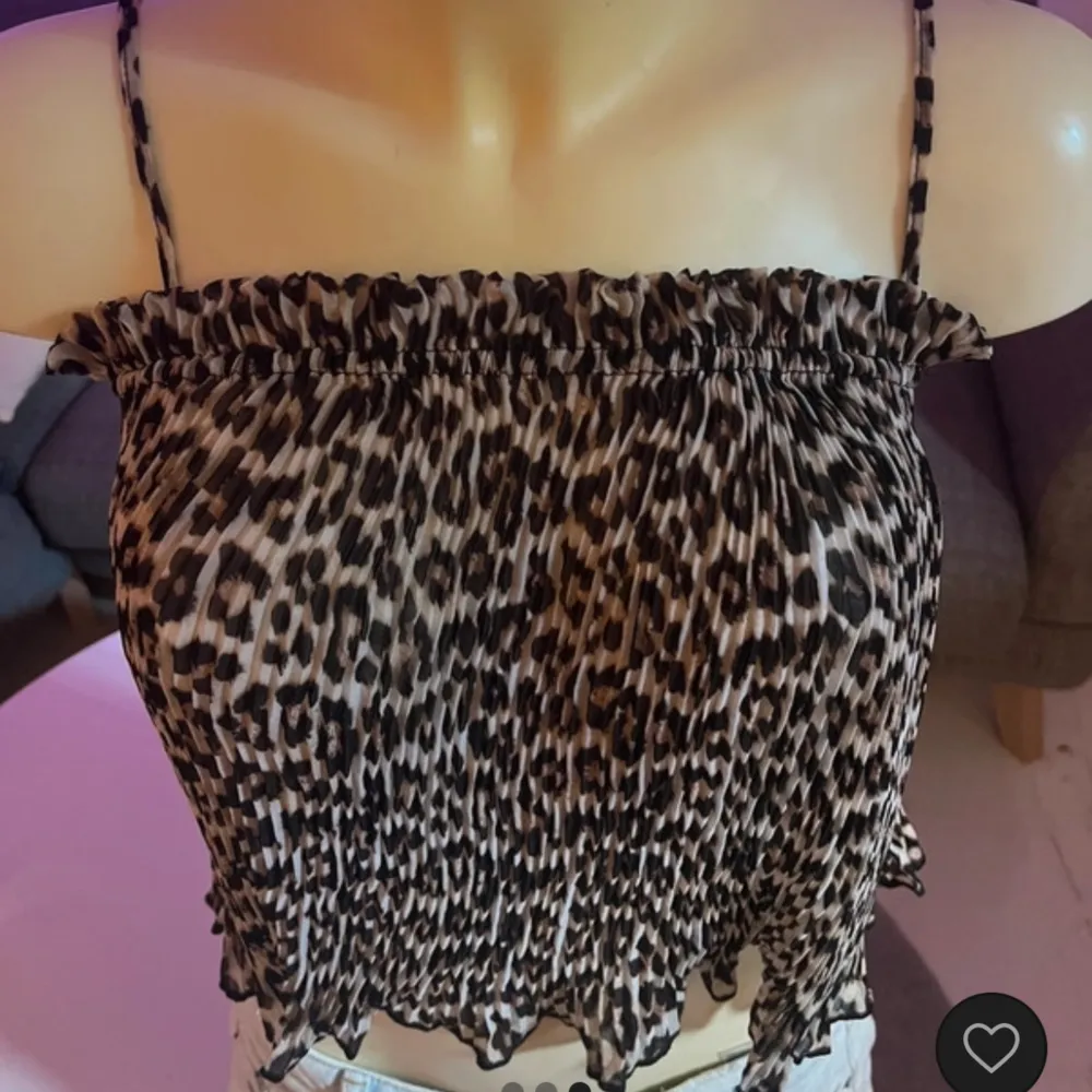 Jätte fin leopard linne från hm som aldrig är använd!!. Yläosat.