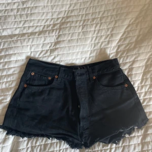 Svarta Levis shorts  - Svarta korta shorts från Levis.   W.30, modell 501, medelhög midjehöjd på shortsen.  Midjemått: 76cm Längd: 29cm  Shortsen är i superbra skick!