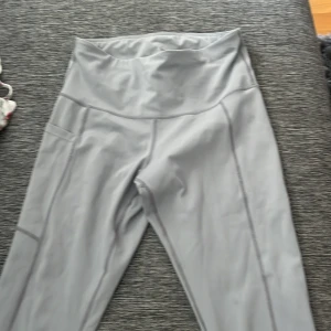 tränings byxor med inbyggd ficka  - bra skick, finns ficka 