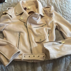  Snygg jacka  -  ljus rosa jacka aldrig använd 