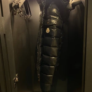 Moncler jacka - Säljer min moncler jacka i modellen bady nu till höst och vinter! Köpte den på plick för något år sen! Superfint skick, kontakta för fler bilder och information💓💓💓storlek 2 vilket motsvarar ungefär s/m