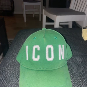 Disquared keps - Helt ny nästan. Cool färg!