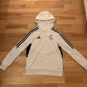 Real Madrid tröja  - Köpte tröjan för 1000kr i Paris och vill sälja den här inte ett pris på tanken så kom Järna med förslag men kommer fof sätta ett pris men de kan ändras, jätte bra skick på den inget som e förstört eller smutsigt. 