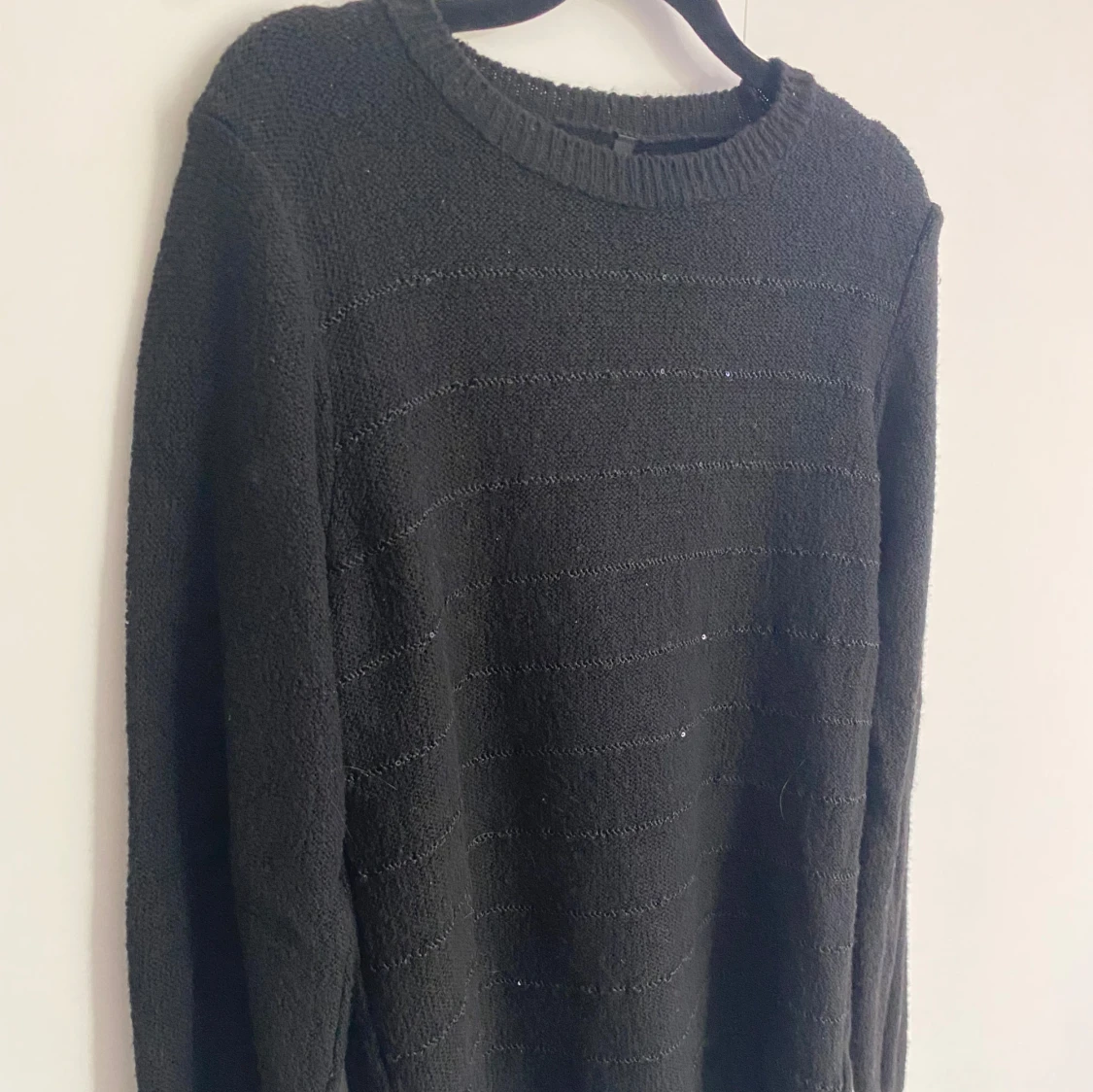 Svart stickad tröja med glitterdetalj - 91