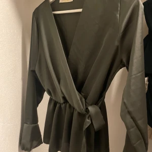 Grön blus - Jätte fin blus köpt begagnad, fint skick!🥰
