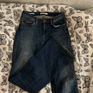 Bootcut jeans  -  Den är lite ”trasig” vid fickorna (sista bilden) men det syns knappt annars i välldigt bra skick det är även därför jag säljer dom billigt💕