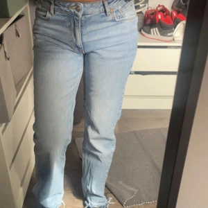 Byxor från bik bok straight Mid wais - Säljer mina straight jeans med med wais från bik bok 