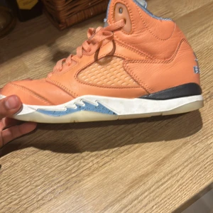 Jordan 5 dj Khaled  - Ett par Jordan 5:or dj Khaled   Ganska bra skick, kan tvätta dom om d behövs. 