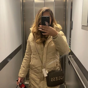 Michael kors jacka  - Michael kors jacka bra kvalite tjock o varm , köp för 3000 för 2 år sen 