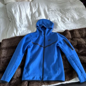 Nike tech fleece - Säljer denna då jag har tröttnat på nike tech är fortfarande väldigt bra skick och inte använt den på länge